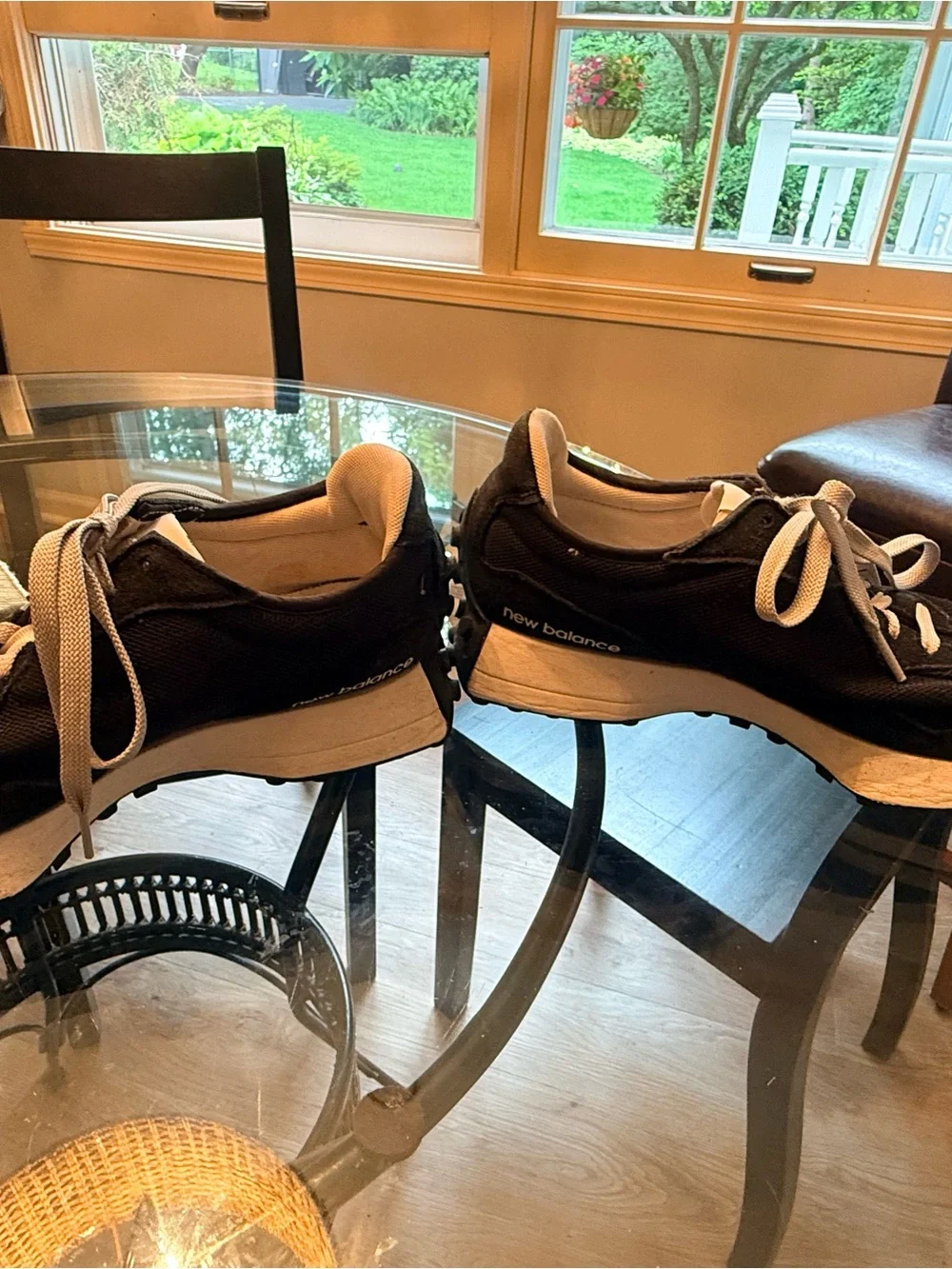 New Balance Men's 8.5/ Womens 9.5/10 Black and White Retro Runner Sneakers - Picture 3 of 3